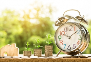 Có 2 tỷ nên gửi ngân hàng hưởng lãi suất cao hay chờ “bắt đáy” bất động sản?